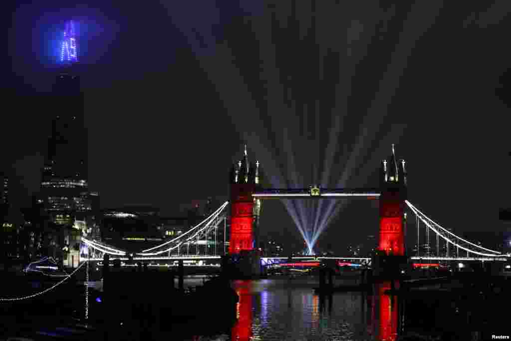 Një shfaqje dritash shihet mbi Tower Bridge në Londër.