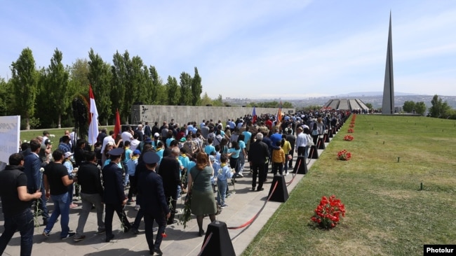 Armenia - La gente camina hacia el monumento a Tsitsernakabert en Ereván durante una conmemoración anual del genocidio armenio de 1915 en la Turquía otomana, el 24 de abril de 2021.