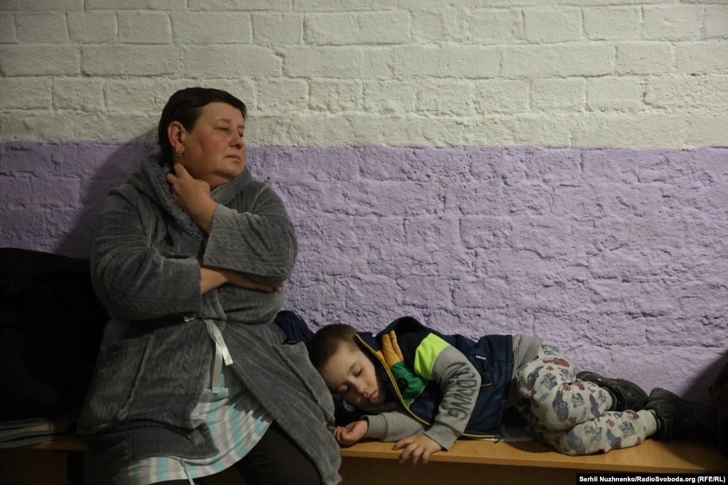 Люди чекають на завершення атаки