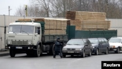 A Russian border guard walks past waiting cars at a border crossing with Lithuania in Kybartai. 