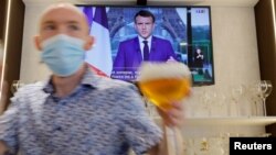 Francezii care vor să bea o bere într-un bar din Franța trebuie să se asigure că sunt vaccinați sau au un test negativ la Covid-19.