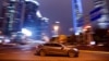 یک خودرو تسلا در حال عبور در خیابانی در شانگهای چین