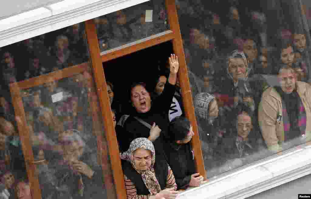 Berkin Elvanın İstanbulda keçirilən dəfn mərasimi kütləvi etirazla nəticələnib. İstanbul, 12 mart 2014 