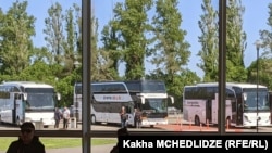 ავტობუსების სადგომი. ქუთაისის საერთაშორისო აეროპორტის გარე სივრცე.