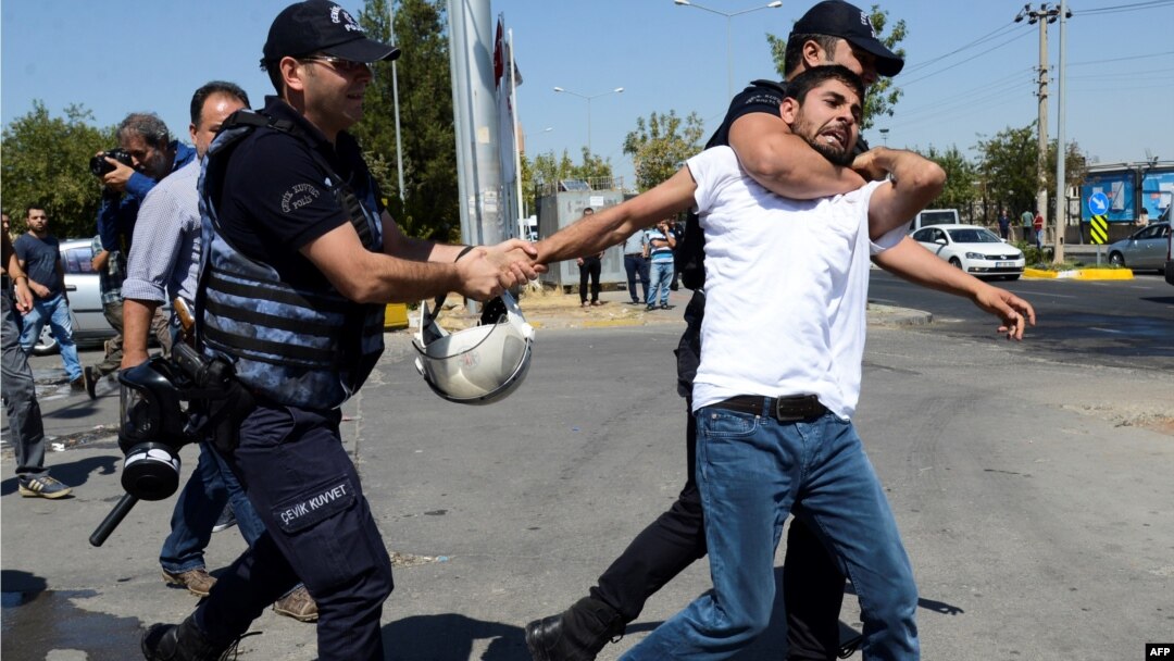 Türkiyə polisi Diyarbəkirdə müəllimi saxlayır – 9 sentyabr 2016