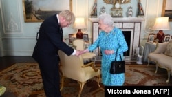 Mbretëresha britanike, Elizabeth II dhe kryeministri i Britanisë, Boris Johnson.