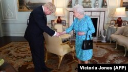 Regina Elisabeta a II-a primindu-l pe Boris Johnson într-o audiență la Buckingham Palace, Londra, 24 iulie 2019