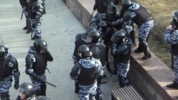Полицейские избивают задержанных