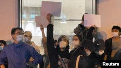 Protestatari chinezi țin foi albe de hârtie în mână, în timpul unei demonstrații împotriva restricțiilor Covid, în Shanghai, China, 27 noiembrie 2022. „Hârtiile albe reprezintă tot ceea ce vrem să spunem, dar nu putem”, afirmă un manifestant.