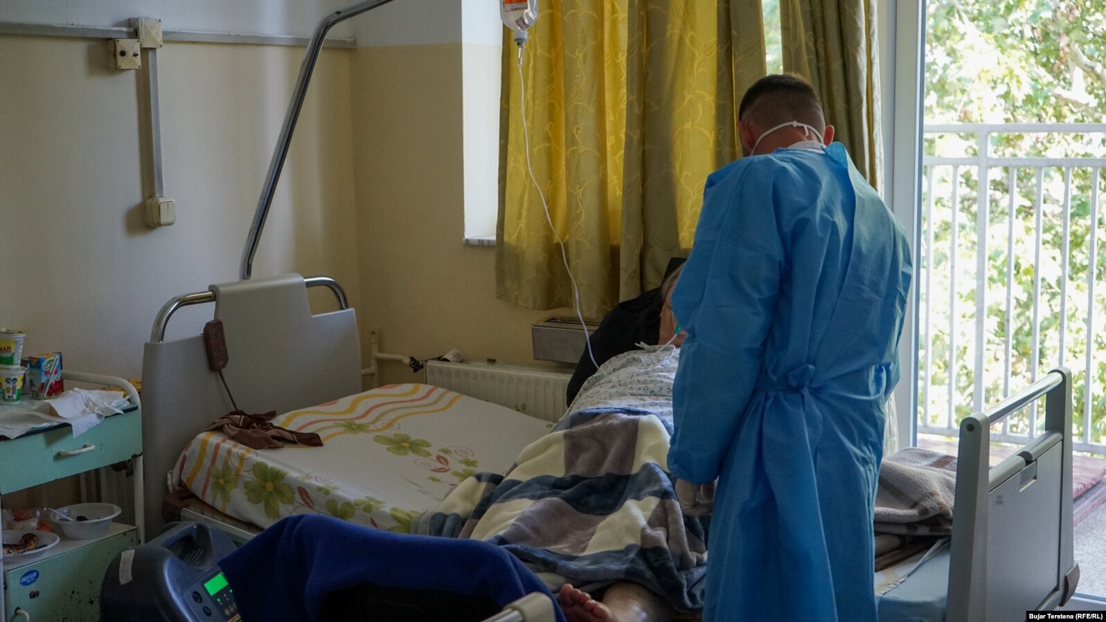Një infermier përkujdeset për një paciente me COVID-19 në Gjilan.