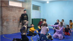 „Mă rog și rezultate sunt”. Povestea antrenorului de lupte libere, care este și preot