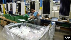 Илустрација: Работници во фабриката на Горење во Велење