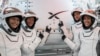 Slijeva, članovi posade Polaris Dawn u svemirskim odijelima: Anna Menon, inženjer SpaceX-a; Scott Poteet, penzionisani pilot američke ratne avijacije; Jared Isaacman, osnivač i šef kompanije Shift4; i Sarah Gillis, koja nadgleda obuku astronauta u SpaceX-u.