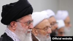 آیت الله خامنه ای در دیدار اعضای مجلس خبرگان با وی.