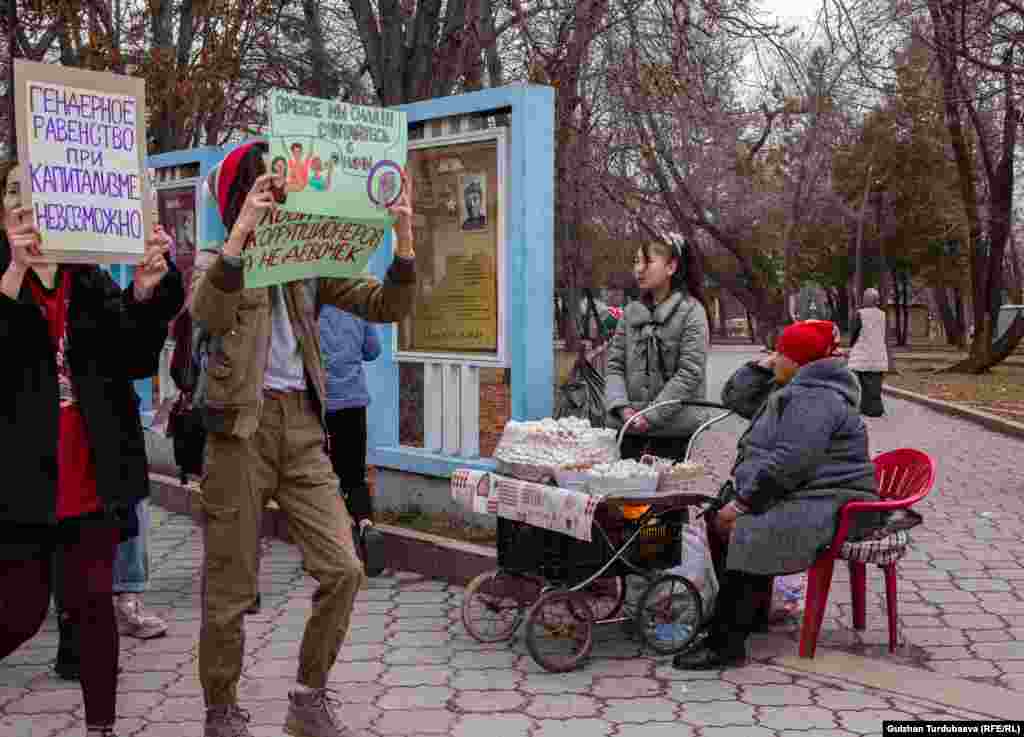 Акцияда аялдардын укуктары, гендердик теңчилик, зордук-зомбулукка каршы маалыматтар айтылууда.