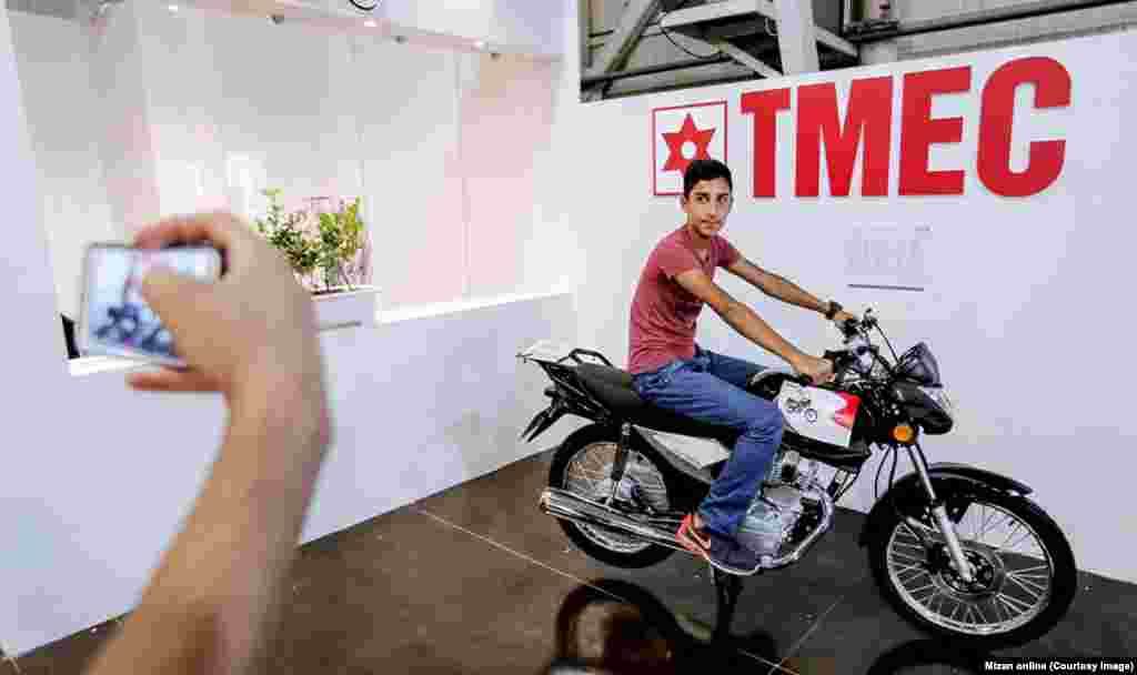 نمایشگاه بین المللی خودرو و قطعات جانبی در شیراز؛ &nbsp;قول خانوم گوگوش در فیلم همسفر: منو با خودت ببر، من حریص رفتنم.