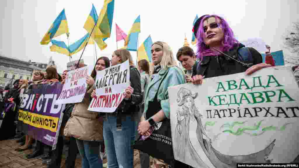 Найчастіші порушення прав жінки в Україні: домашнє насильство, менша зарплатня,&nbsp; меншість у владі, обмеження у кар&rsquo;єрі, засилля стереотипів