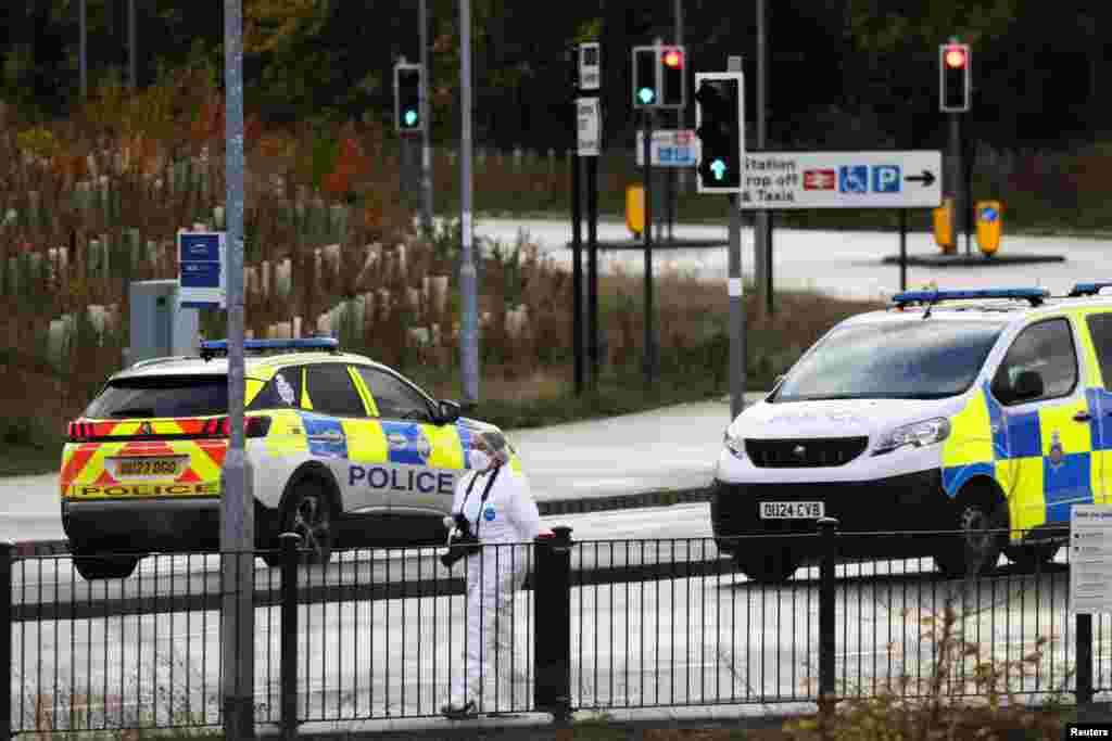 Forenzičar blizu mjesta događaja na stanici Huntingdon nakon serije uboda nožem u vozu, blizu Cambridgea, Velika Britanija, 2. novembra 2025. godine.