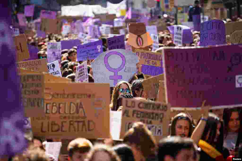 Многохилядно шествие в столицата на Испания Мадрид. Десетки хиляди жени излязоха по улиците с банери и викове, гласящи: &bdquo;Свобода, Равенство, Приятелство&ldquo; и &bdquo;Начина, по който се обличам, не променя факта, че заслужавам уважение&ldquo;.