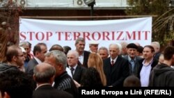 Shoqëria civile gjatë një proteste në Kosovë, me moton, "Stop Terrorizmit"