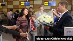 Вручение подарочного сертификата Анне Переваловой, аэропорт «Симферополь»