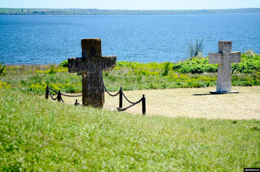 Croci sulle tombe dei capi Kosh Kostya Gordienko (a sinistra) e Vasyl Yerofeev sul territorio del monumento storico e culturale Kamianska Sich di importanza nazionale vicino al villaggio di Respublikanets, distretto di Berislav, regione di Kherson, 30 aprile 2018