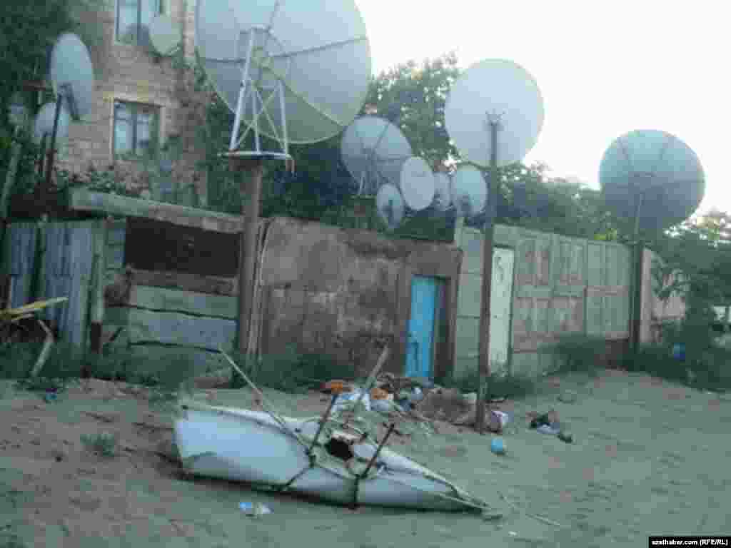 Ýumrulyp ýerde ýatan anten