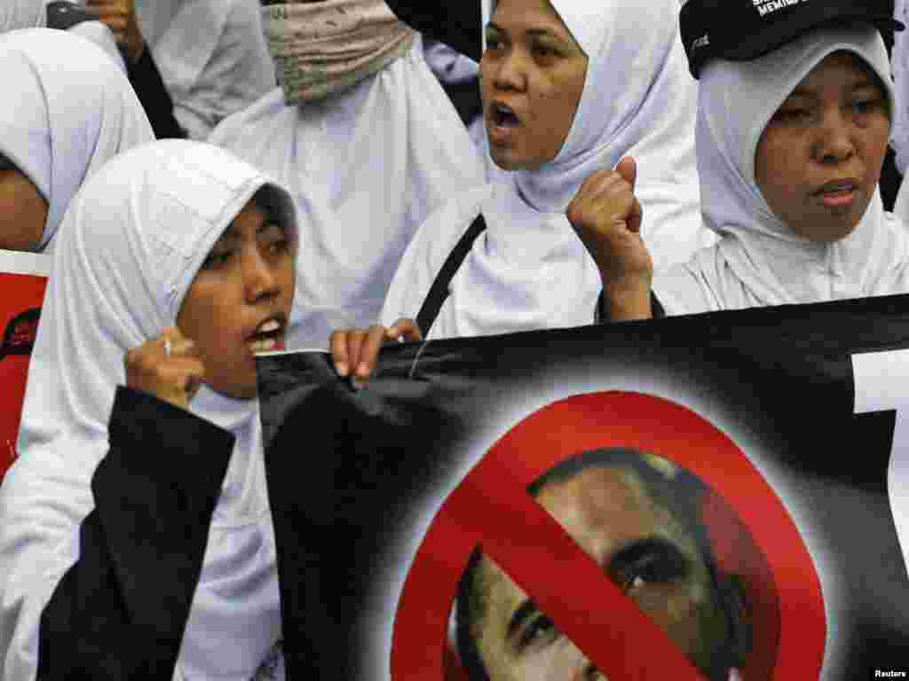 Gratë myslimane në Indonezi protestojnë kundër vizitës së presidentit Barak Obama...
