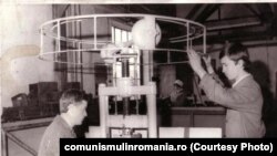 Atelierele școlare aveau și ele plan de producție, parte a Marelui Plan. Atelierul de lăcătuşerie de la Liceul Industrial „Griviţa Roşie”, Bucureşti, 1980. Sursa: comunismulinromania.ro (MNIR)