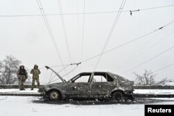 Një veturë e djegur si pasojë e sulmeve ajrore ruse në rajonin e Ukrainës, Zaporzhija, 8 janar 2024.