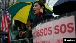 Акция протеста в поддержку протестующих в Иране у иранского посольства в Лондоне, 13 января 2026 года