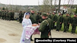 Сустрэча 120-й асобнай мэханізаванай брыгады па вяртаньні ў месца дысьлякацыі пасьля расейскага ваеннага ўварваньня ва Ўкраіну, травень 2022 году