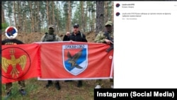 Andrej Rodionov (treći sleva) sa obeležjem ultradesničarske grupe "Srpski soko"