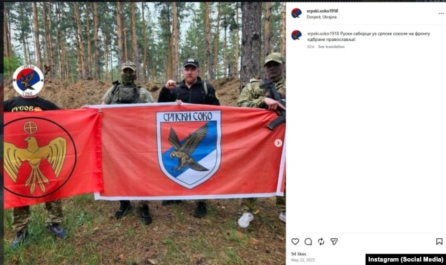 Andrej Rodionovi (i treti nga e majta) dhe simbolet të grupit të ekstremit të djathtë Skifteri Serb.