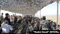 Тажикстандын Согди облусунун аймагында ШКУнун машыгуусуна катышкан аскерлер. 14-июнь, 2012-жыл. 