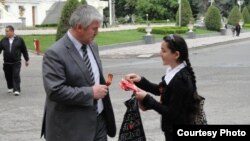 St. George's ribbons being handed out on the streets of the Tajik capital, Dushanbe. (file photo)