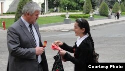 Девочка раздает георгиевские ленты на улице Душанбе. (Иллюстративное фото.)