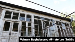 Следы артиллерийских обстрелов на жилом доме в селе Айгепар Тавушской области Армении, 15 июля 2020 г. 
