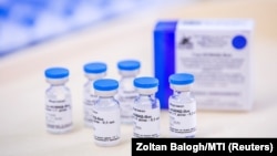 Перша серія вакцини буде вироблена в белградському Інституті вірусології «Торлак» упродовж квітня. Після перевірки в Росії, яка триватиме три тижні, розпочнеться серійне виробництво