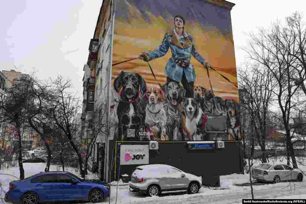 На муралі «Сім’я для чотирилапого» зображена зооволонтерка Анастасія Тиха, якій на початку повномасштабного вторгнення Росії вдалося вивести з Ірпеня близько 30 тварин, між ними були й собаки з інвалідністю. Стінопис вказує на проблематику безпритульних собак та котів і на можливість їхньої адопції. Побачити мурал можна в Києві на Златоустівській вулиці