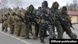 Ukrainanyň Milli Gwardiýasynyň agzalary harby tälim geçýär.