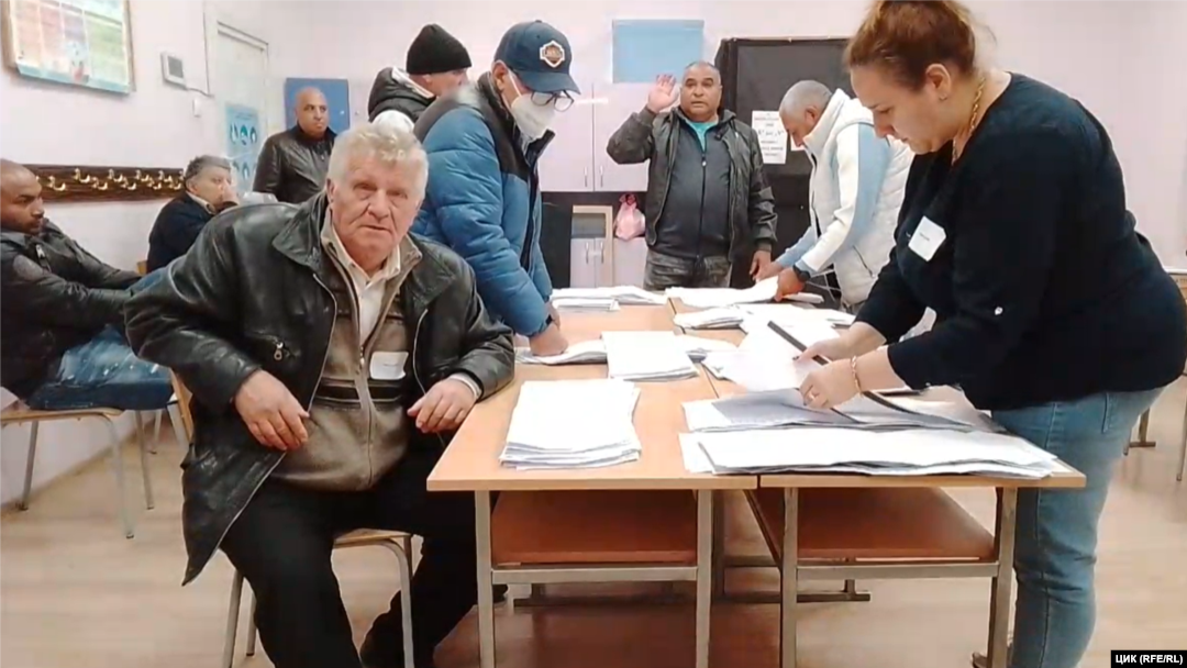 Кадър от видеонаблюдението в секцията в основно училище "Св. Климент Охридски" в село Буковлък, Плевенско, в която един човек собственоръчно е попълнил 106 хартиени бюлетини за една партия. В тази секция ДПС-Пеевски печели 441 гласа, а ДПС-Доган - 211. Други гласове почти няма.
