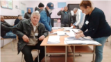 Кадър от видеонаблюдението в секцията в основно училище "Св. Климент Охридски" в село Буковлък, Плевенско, в която един човек собственоръчно е попълнил 106 хартиени бюлетини за една партия. В тази секция ДПС-Пеевски печели 441 гласа, а ДПС-Доган - 211. Други гласове почти няма.