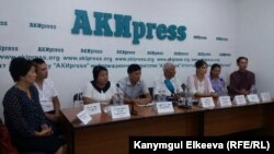 Сотрудники КНУ на пресс-конференции.