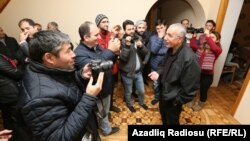 Ադրբեջան – Իրավապաշտպան Ինթիգամ Ալիևը հարցազրույց է տալիս լրագրողներին ազատ արձակվելուց հետո, Բաքու, 28-ը մարտի, 2016թ․