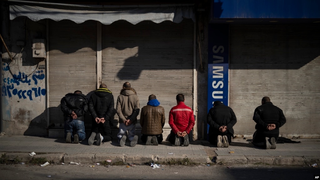 تصویر آرشیوی از افراد بازداشتشده توسط مأموران امنیتی حکومت جدید در شهر حمص