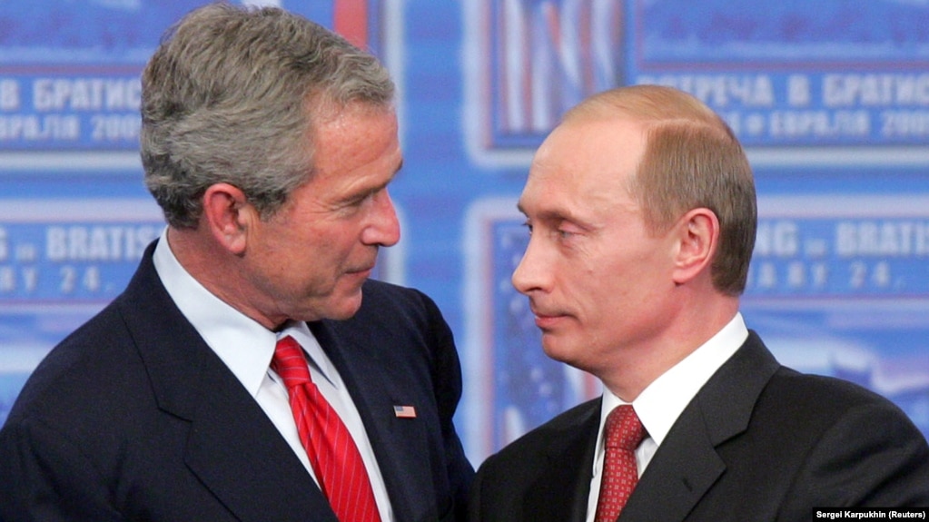 Президенты США и России Джордж Буш (слева) и Владимир Путин во время встречи в Братиславе, 2005