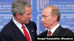 АҚШ-тың сол кездегі президенті Джордж Буш және Ресей басшысы Владимир Путин. Братислава, 2001 жыл.