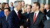 Șeful diplomației Poloniei, Radek Sikorski (în dreapta), dând mâna cu Secretarul General NATO, Jens Stoltenberg, la Bruxelles, pe 4 aprilie 2024, la o manifestare prilejuită de a 75-a aniversare a înființării Alianței Nord-Atlantice. 