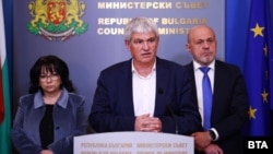 Финансовата министърка Теменужка Петкова, председателят на КНСБ Пламен Димитров и вицепремиерът Томислав Дончев.